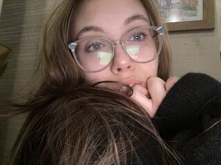 cam girl playing with dildo EmilyLoven