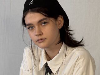 hot camslut LeannMolineaux