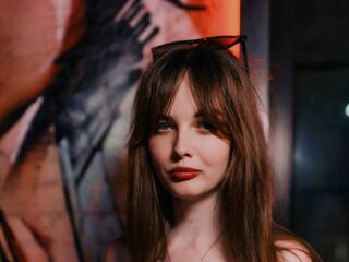 hot cam girl fingering shaved pussy LisaDrake