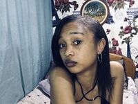 topless webcamgirl MacuttyMiria