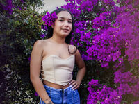 naked camgirl masturbating with vibrator MailyCambell