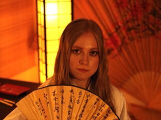 hot cam girl masturbating with vibrator MandiKressierer
