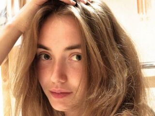 camwhore masturbating with dildo MargotMcerlean