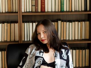 naughty camgirl masturbating with vibrator NooraMoore