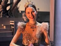 camgirl playing with vibrator NylaPitarresi