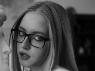 camgirl fingering shaved pussy SheliaEdwards